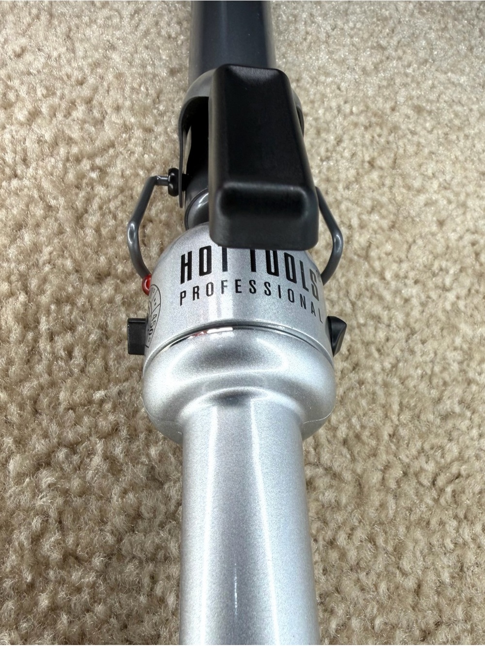 Hot Tools SILVER Curling Iron.
Adjustable Temperature
280-410 degrees